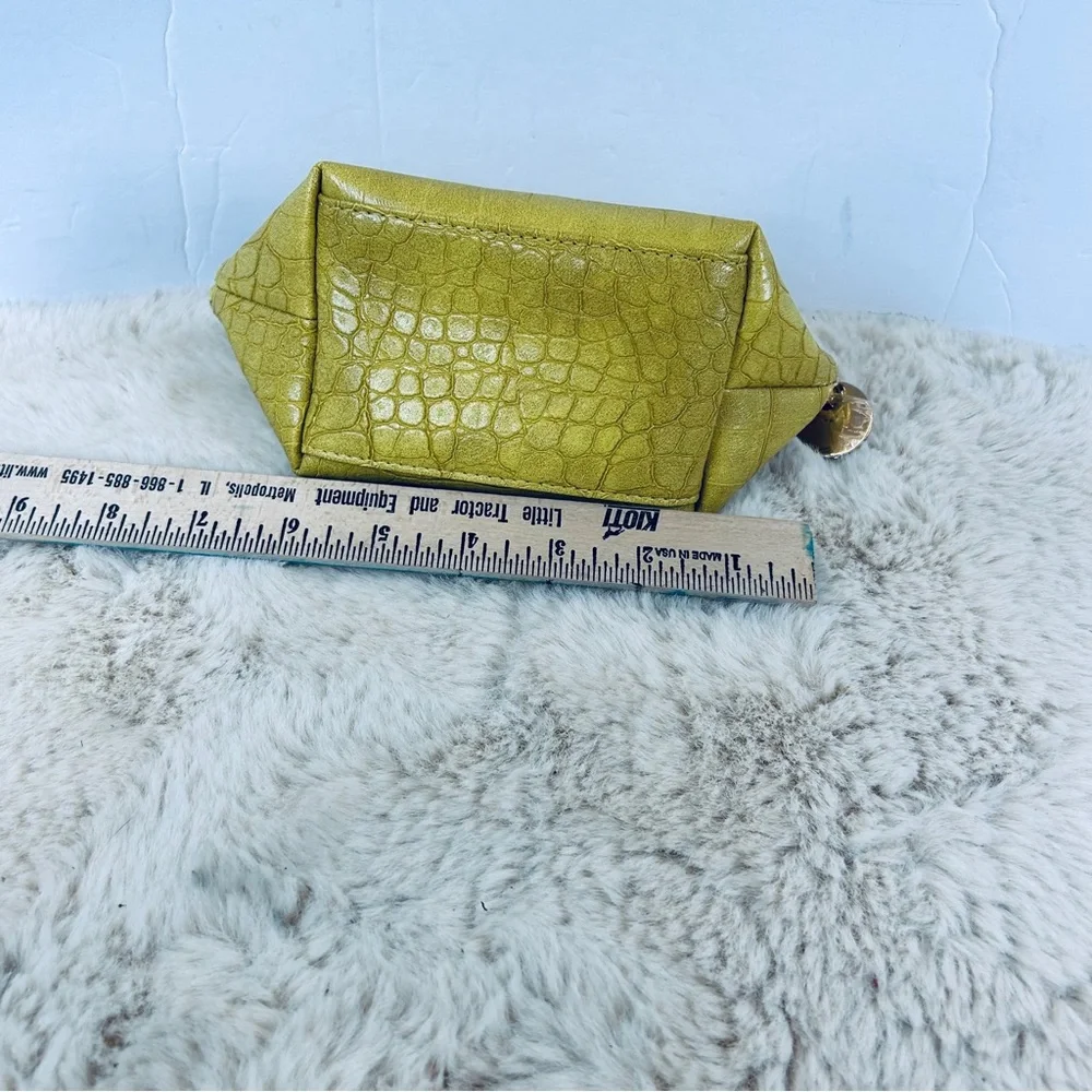 Elizabeth Arden chic yellow
